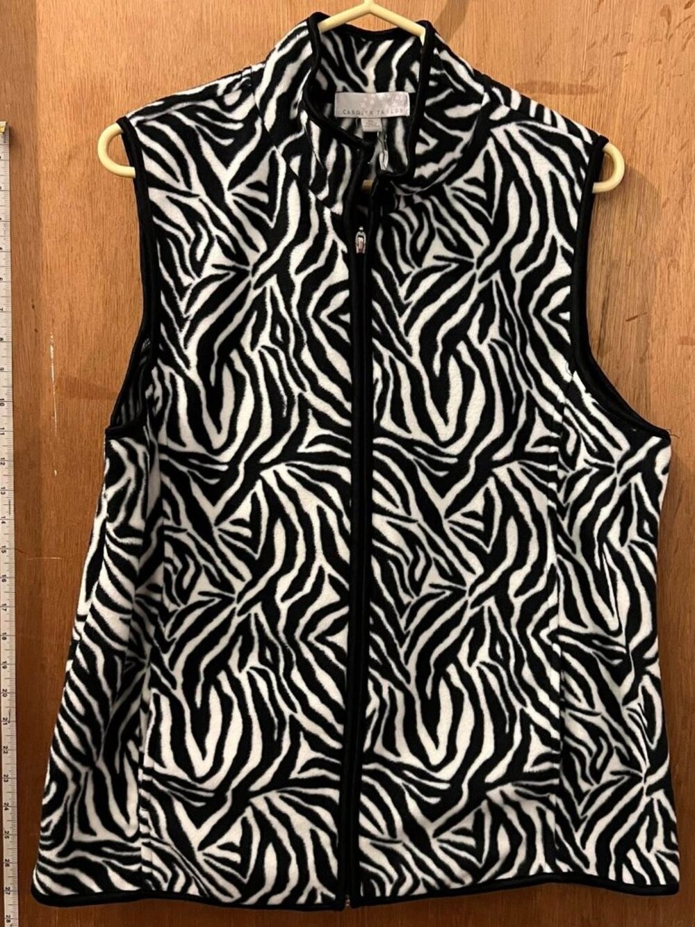 Size XL - Carolyn Taylor - Black and White Print Fuzzy Vest